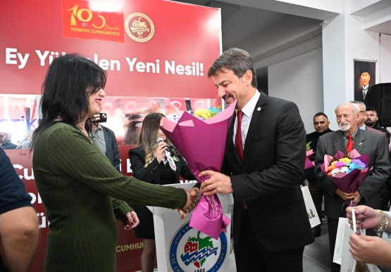 Cumhuriyet Konulu Sergiler Akm’de Açıldı