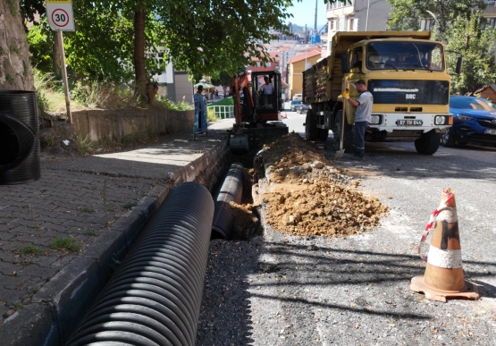 Bağlık Mahallesinde Yağmurlama Hattı Yapılıyor