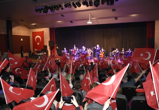 İzmit Belediyesi Kent Orkestrası Konseri Büyüledi