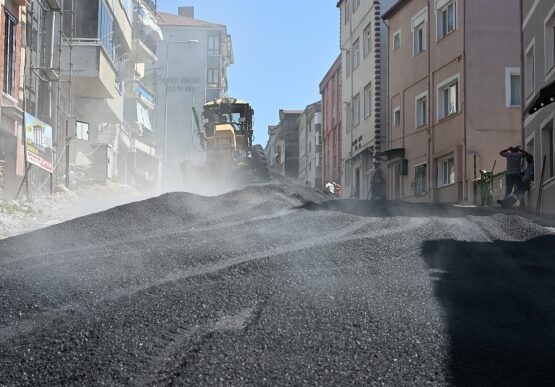 200 Milyon Liralık Dev Asfalt Hamlesinde 17 Bin Ton Sıcak Asfalt Yollarla Buluştu