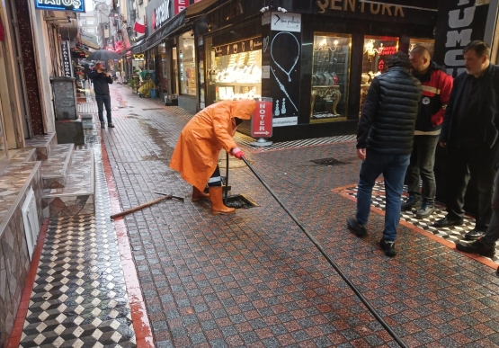 Derelerde Su Seviyesi Yükseliyor, Dalga Boyu Artıyor, Fırtına Şiddetleniyor