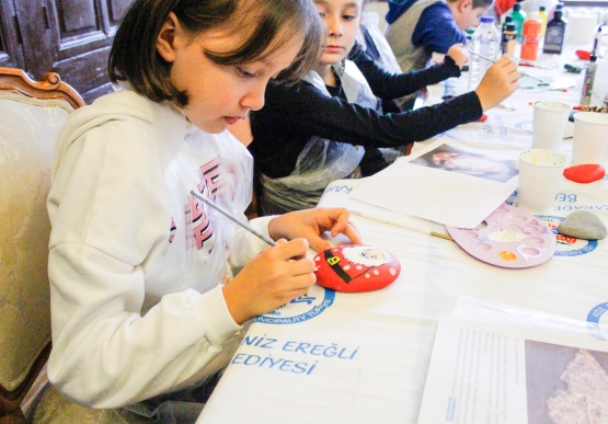 “Gülümseyen Düşler Renkli Taşlar Atölyesi” ile Yılbaşı Coşkusu